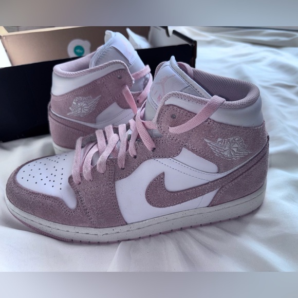 MEN’S Nike Air Jordan 1 Mid SE 'Legend Pink' - Picture 3 of 9